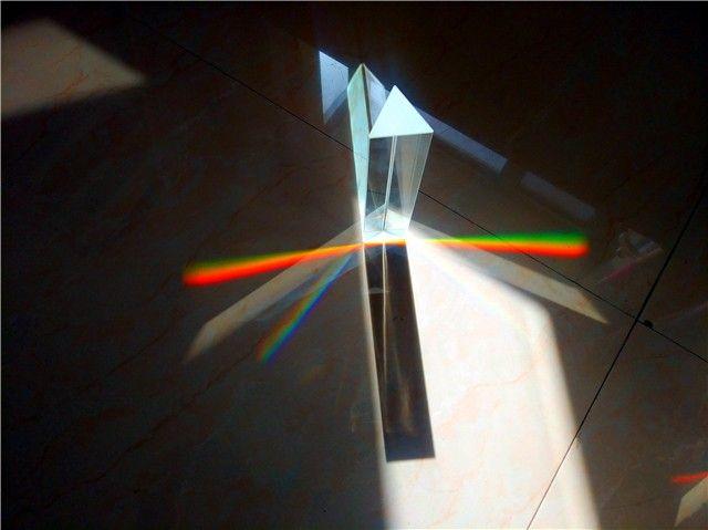 在暗室用红光照射写着红色"光"字的白纸,能看到什么物理现象?