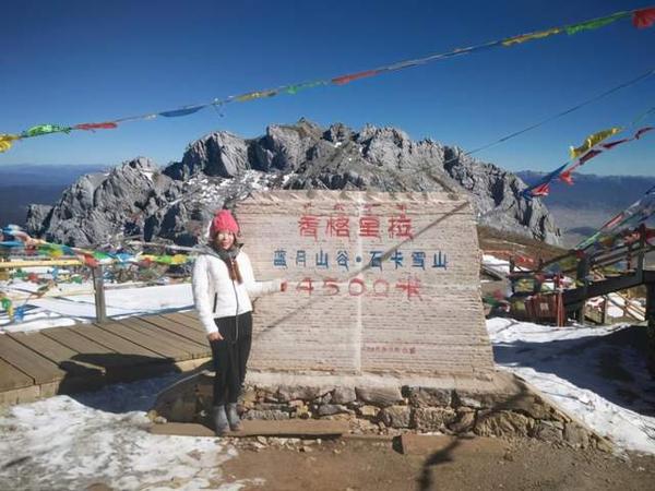 当香格里拉的杜鹃花即将落下时,我们驱车来到石卡雪山,穿过薄雾弥漫的