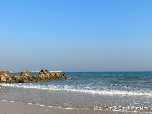 日照这座港城,东临黄海,海岸线绵延十几千米,海边得景色十分优美