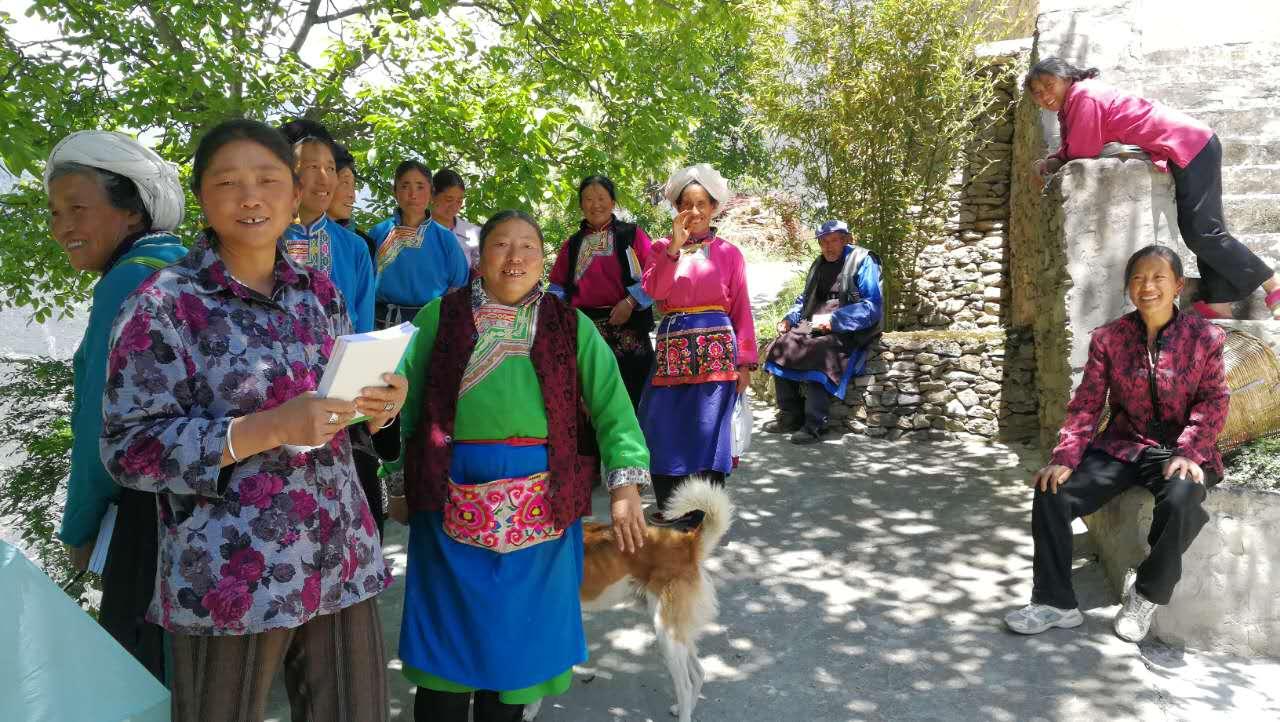 下山时,龙溪村通吃小站站长余朝伟主动帮助我们拿培训物资,在同行中