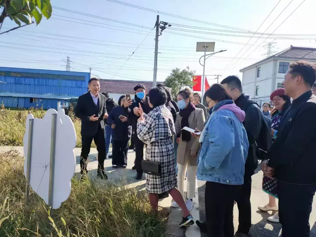 秋天是丰收的季节,参访所在地正在秋收,也预示着在金山泖桥村的参访