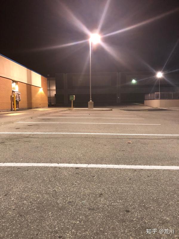 大半夜三点多坐在停车场抽烟你们就知道我有多无聊了