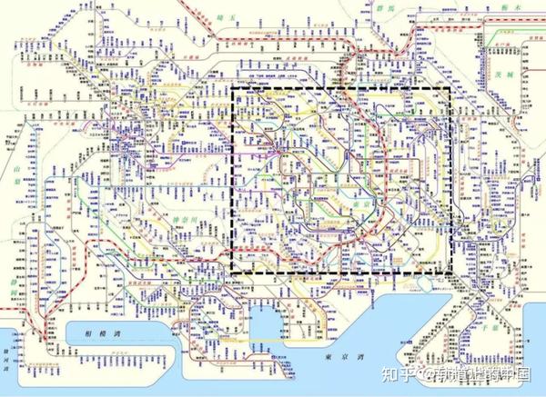 东京都市圈的轨道交通网络(包括铁路,地铁,轻轨等),黑框为都核心区