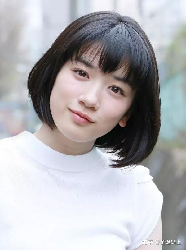 永野芽郁和能年玲奈. 两只眼睛blinblin的小可爱.