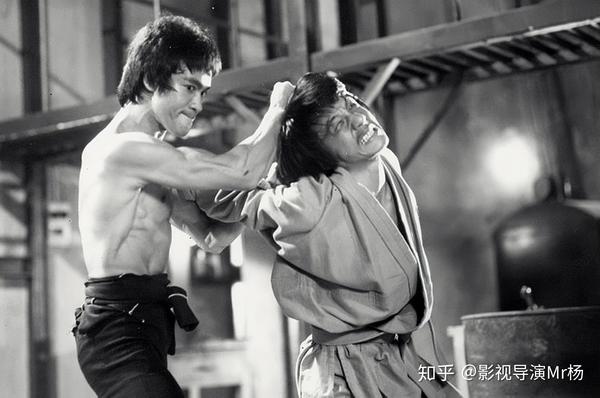 成龙在李小龙电影《龙争虎斗》里跑龙套