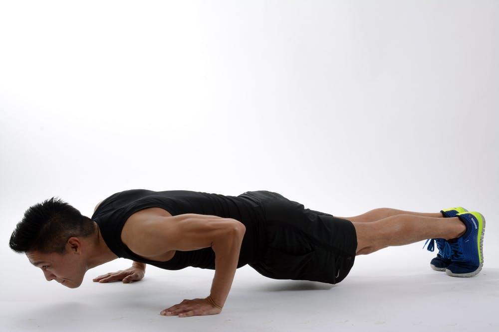 一个标准的俯卧撑,大约可以支撑起 自身体重的60-65%左右.