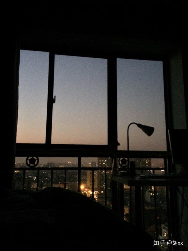 最喜欢躺在床上看着对面落地窗外的夜景