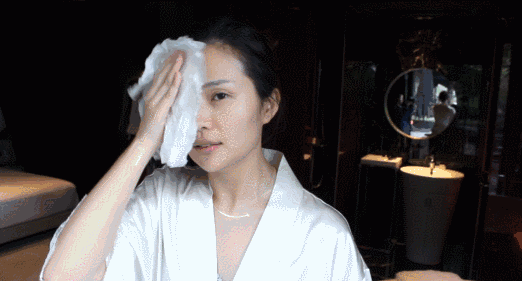 3. 卸妆时要保证干手干脸,仔细按摩 t 区. 4.