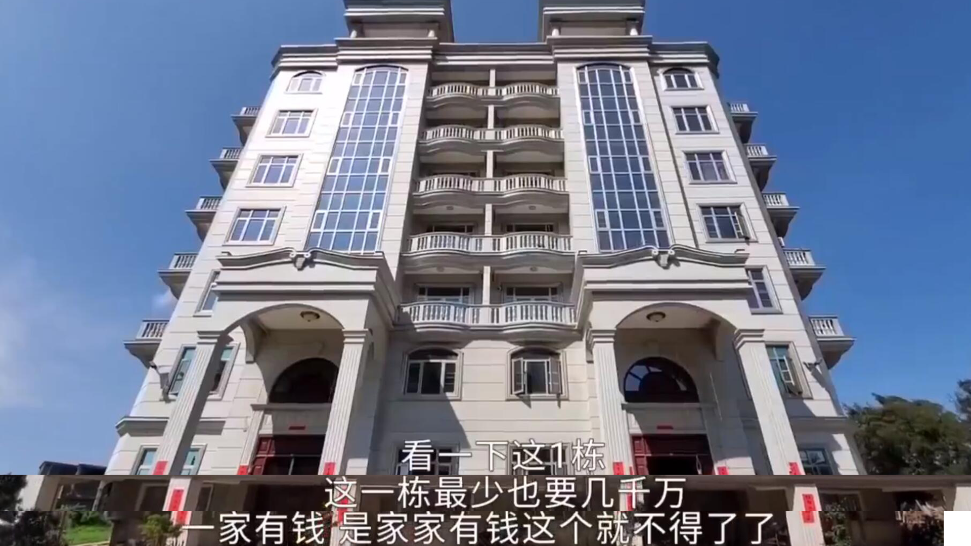 没错,那就是福建莆田的农村,几乎家家户户都盖起了农村豪华大别墅