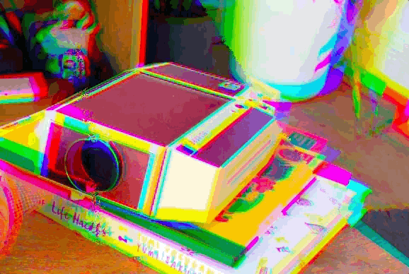 增加了随机失真效应,比如五颜六色的信号干扰风格,漂浮的万花筒风格等