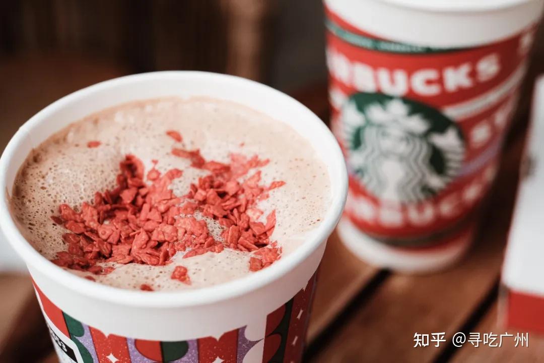 还有以红丝绒乳酪蛋糕为灵感的红丝绒雪酪茶拿铁,细腻奶盖上撒满红