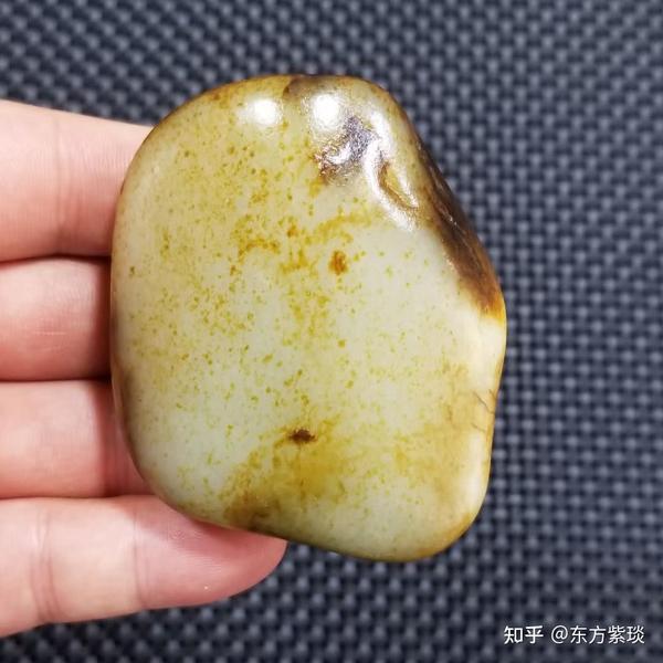 珠宝鉴定师告诉你和田玉籽料的皮色有哪些?