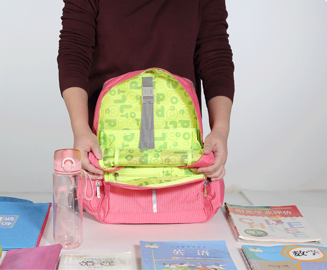 家长要不要帮孩子背书包?专家:没有背