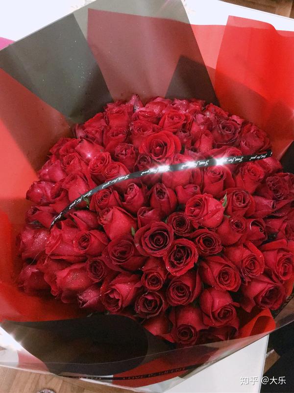 今天情人节,收到99朵玫瑰,鲜花很美可是难于保存长久.