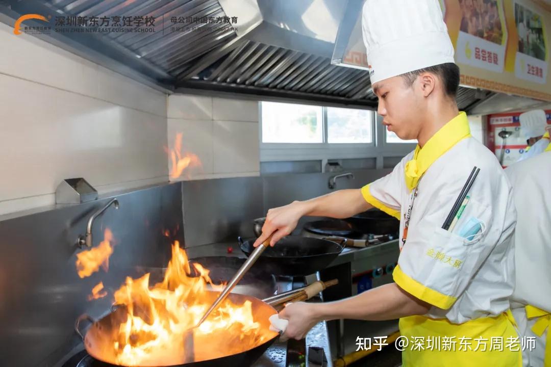 00后掀起学厨热潮,为什么学技术就来深圳新东方厨师学校,看完你就知道