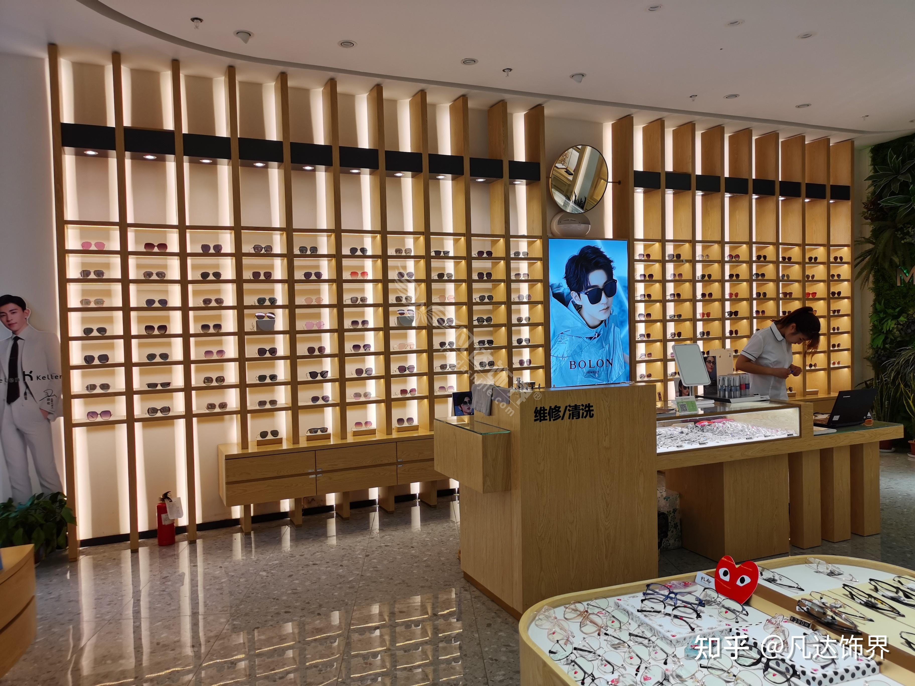 日本入间这家来自日本的眼镜店,充分利用了色彩的魅力,来使得整个店铺