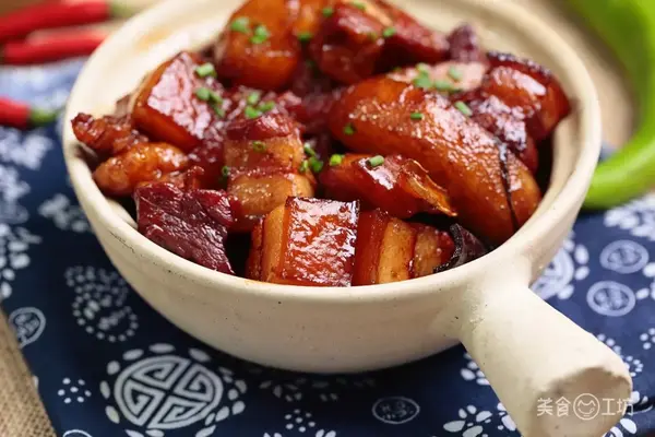 红烧肉里加个梨,香得一塌糊涂
