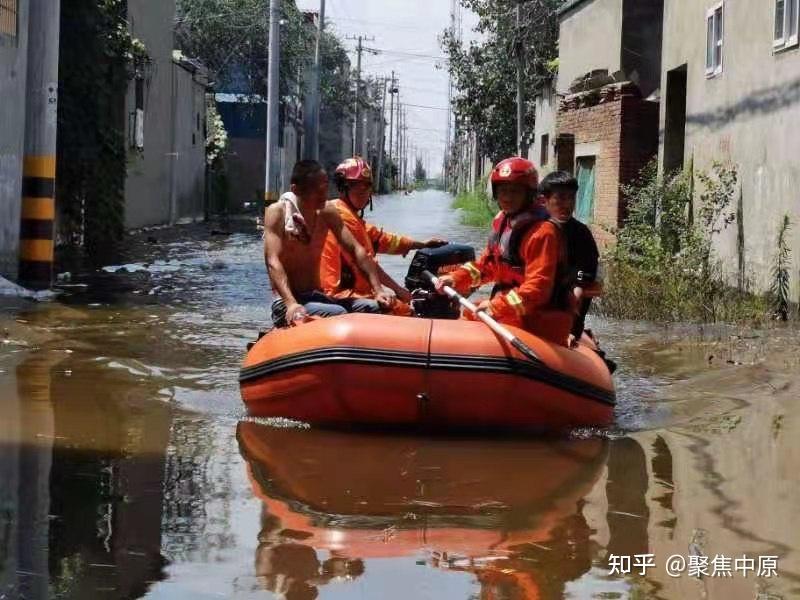 河南遭受洪灾国家综合性消防救援队伍指战员放弃休假参加救援