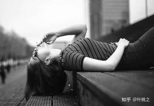 毛姆:女人不再爱你了,这一个表现很明显