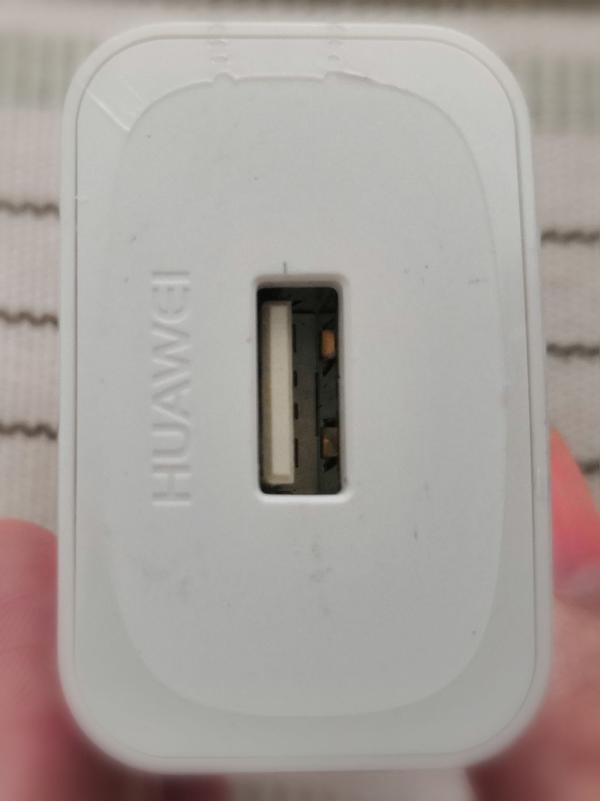 华为荣耀10的原装充电器是什么样子?