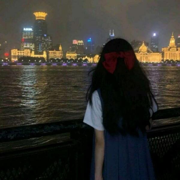 不明显情侣头像// 总有一片晚霞会经过你的头上 总有一个人在等着