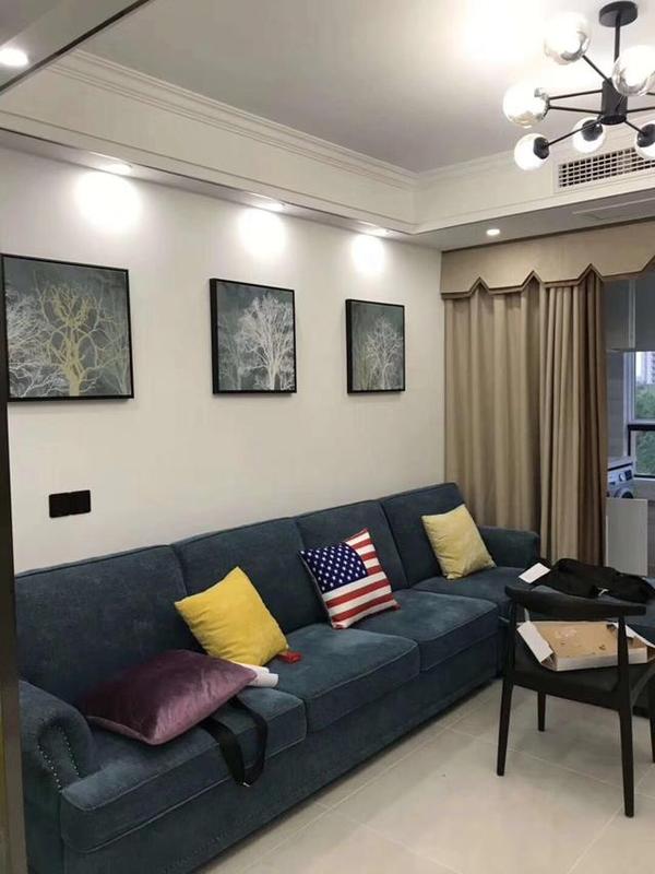 简单的四周直线石膏板顶,蓝色沙发搭配黄色窗帘,色彩深浅变化,感觉不