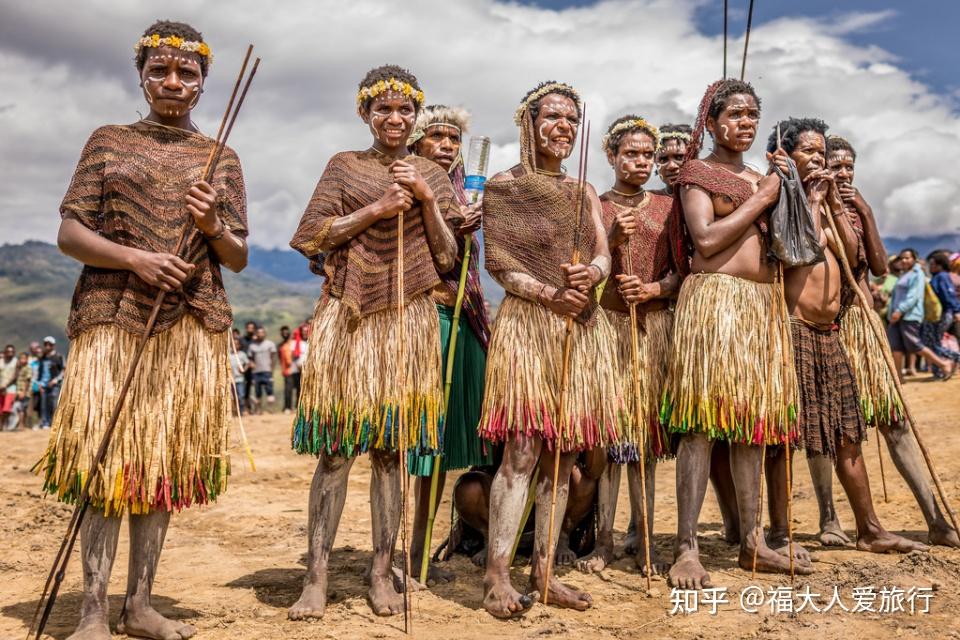 偏远岛国的部落人衣不遮体习俗奇特每年战场上火并