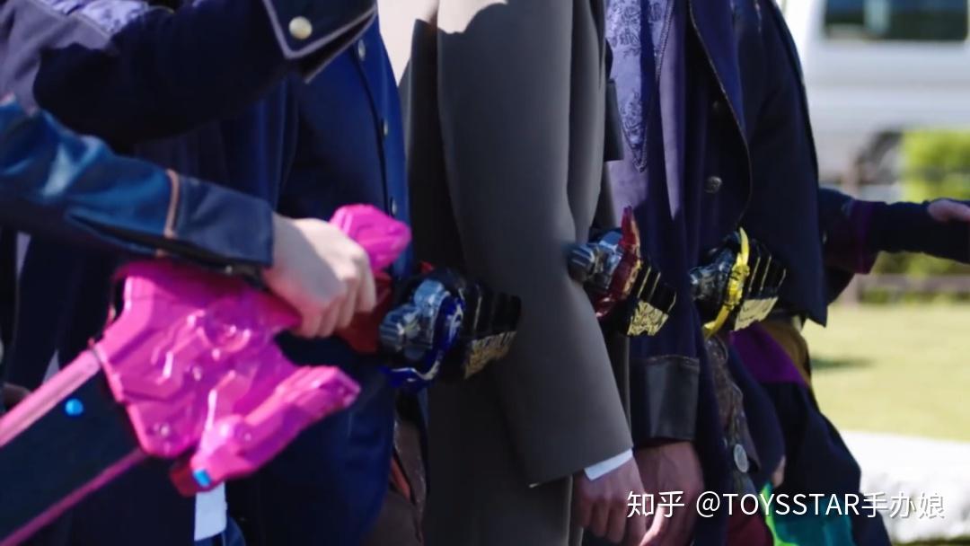 宣传pv中看到 假面骑士剑闪 大秦寺哲雄也登场了,看来时间线是跟正篇