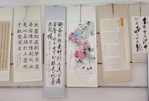 本次展览由任丘市书法家协会于村分会承办,共展出书画作品100余幅.