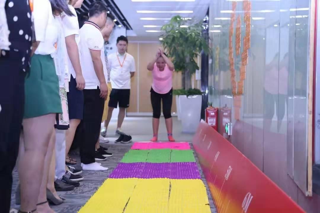 立定跳远是运动会上的常见项目,但在指压板上跳远,你试过吗?