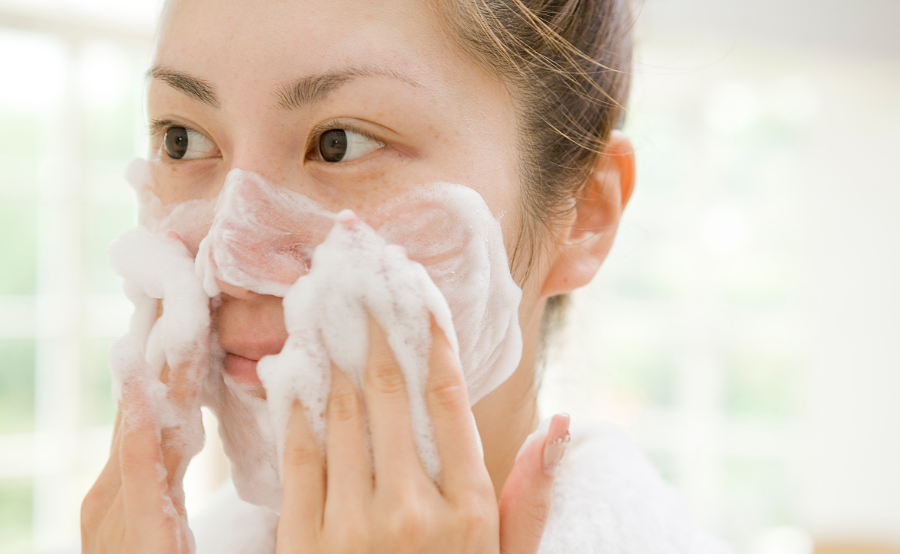 该如何正确的用洗面奶洗脸?这5个正确洗脸的步骤要记牢!