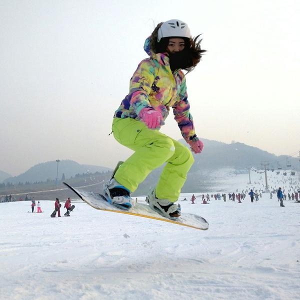 有哪些女生穿的保暖又漂亮的滑雪服?