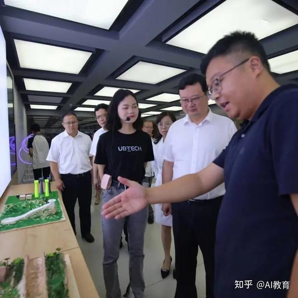 余杭区区长金承涛一行莅临余杭区人工智能教育瓶窑中学基地!