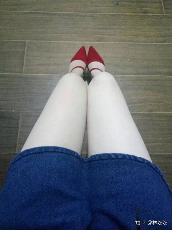 为什么有些女生经常光着腿,腿还是很白呢?