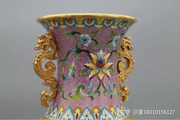 景泰蓝转心瓶《张同禄时来运转报喜瓶》作品整体富丽庄重,色彩明快