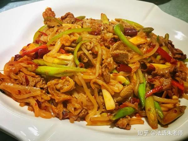 (在宁夏,我们吃的所有菜品分量都极大:羊肉炒酸菜的分量是深圳餐馆