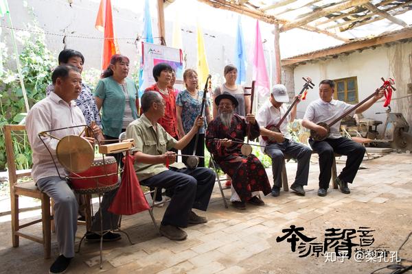 贤孝传承人王月爷爷平时就在这个小屋子里为大家唱贤孝,同时也将自己