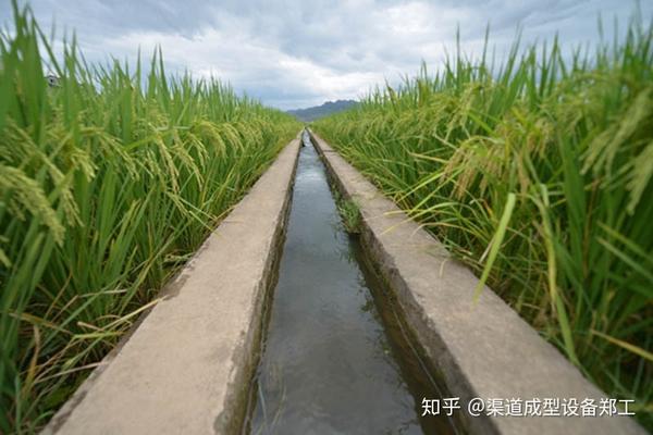 这种方式一方面费时,增加了农田灌溉的劳动量,另一方面水渠不能很好的