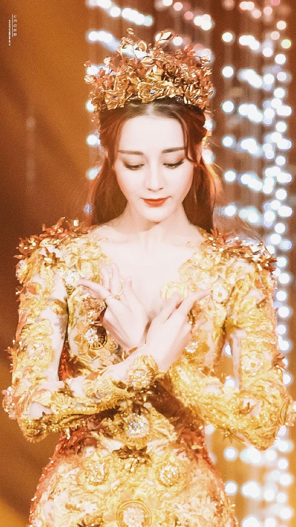 如何看待迪丽热巴金鹰女神服装?