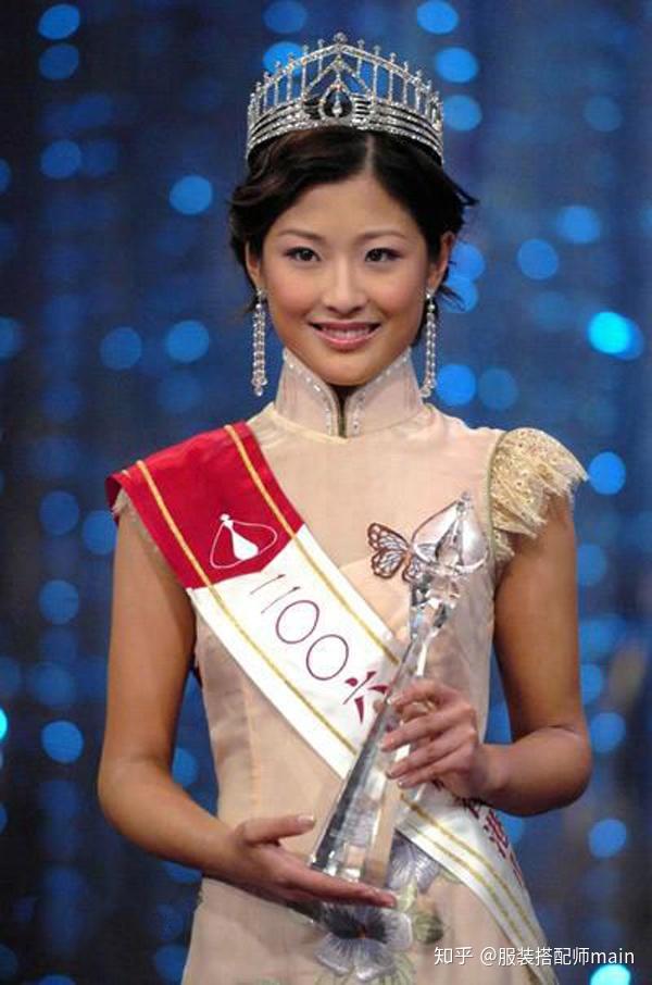 2006年参加香港小姐竞选,并且获得亚军和"最上镜小姐"奖,身披绶带头顶