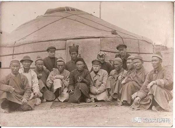 最后一代扎萨克土谢图亲王业喜海顺支持外蒙古独立,并为此兴兵作战.