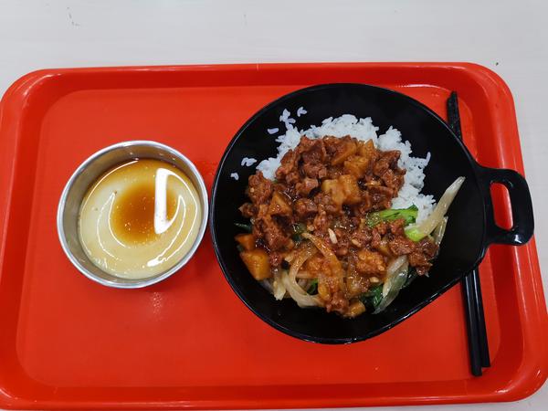 地点:四餐一楼 f 牛肉饭(诡异的名字) 价格:18(附赠一碗水蒸蛋) 饭量