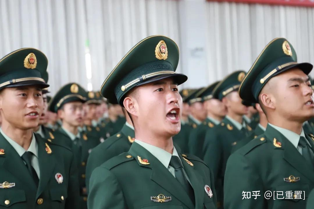 武警甘肃总队新兵团举行年度春季新兵授衔仪式列兵同志请入列