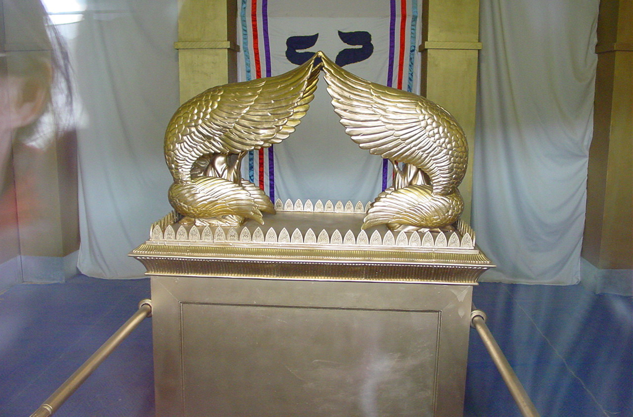 藏有摩西十诫的约柜,现存于埃塞俄比亚阿克苏姆市的法版会堂.