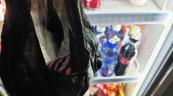 超市包装卫生巾的黑色塑料袋