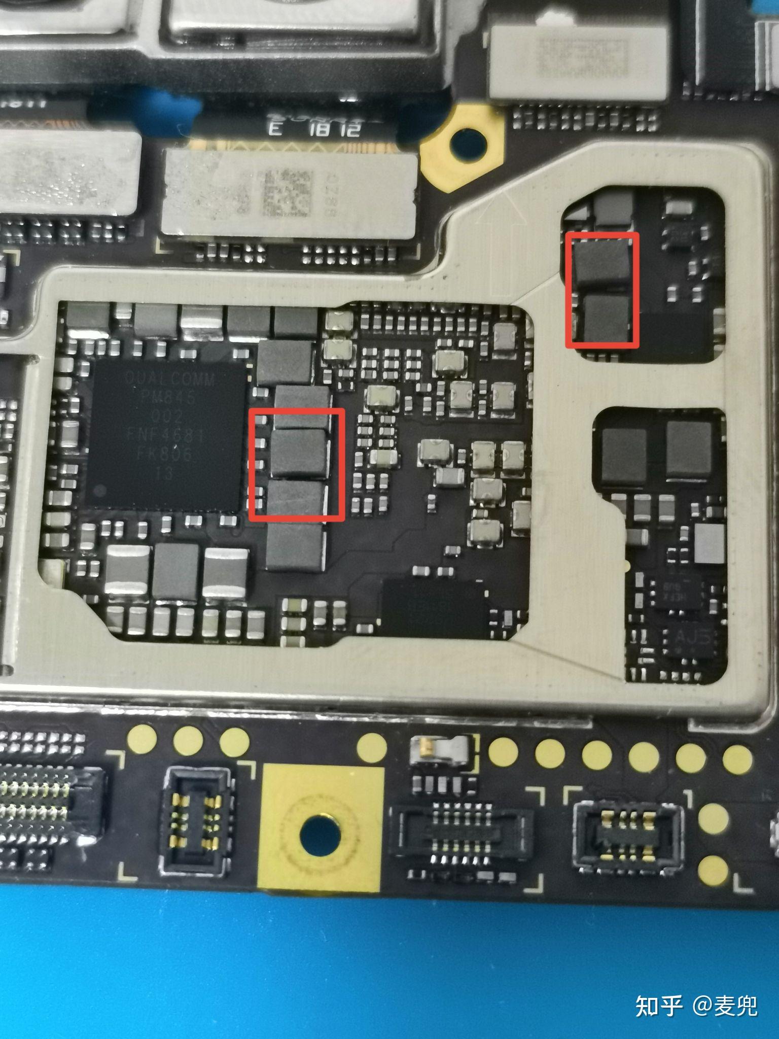 手机主板维修看图,图中红方块标注的小东西是啥?具体有啥功能?