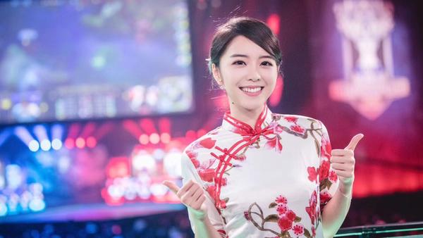 lol 主持人余霜:大家创造的激情和爱,让我站到舞台中央