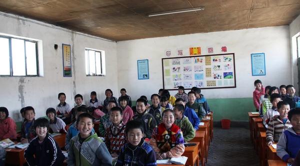 乡村小学上课的场景