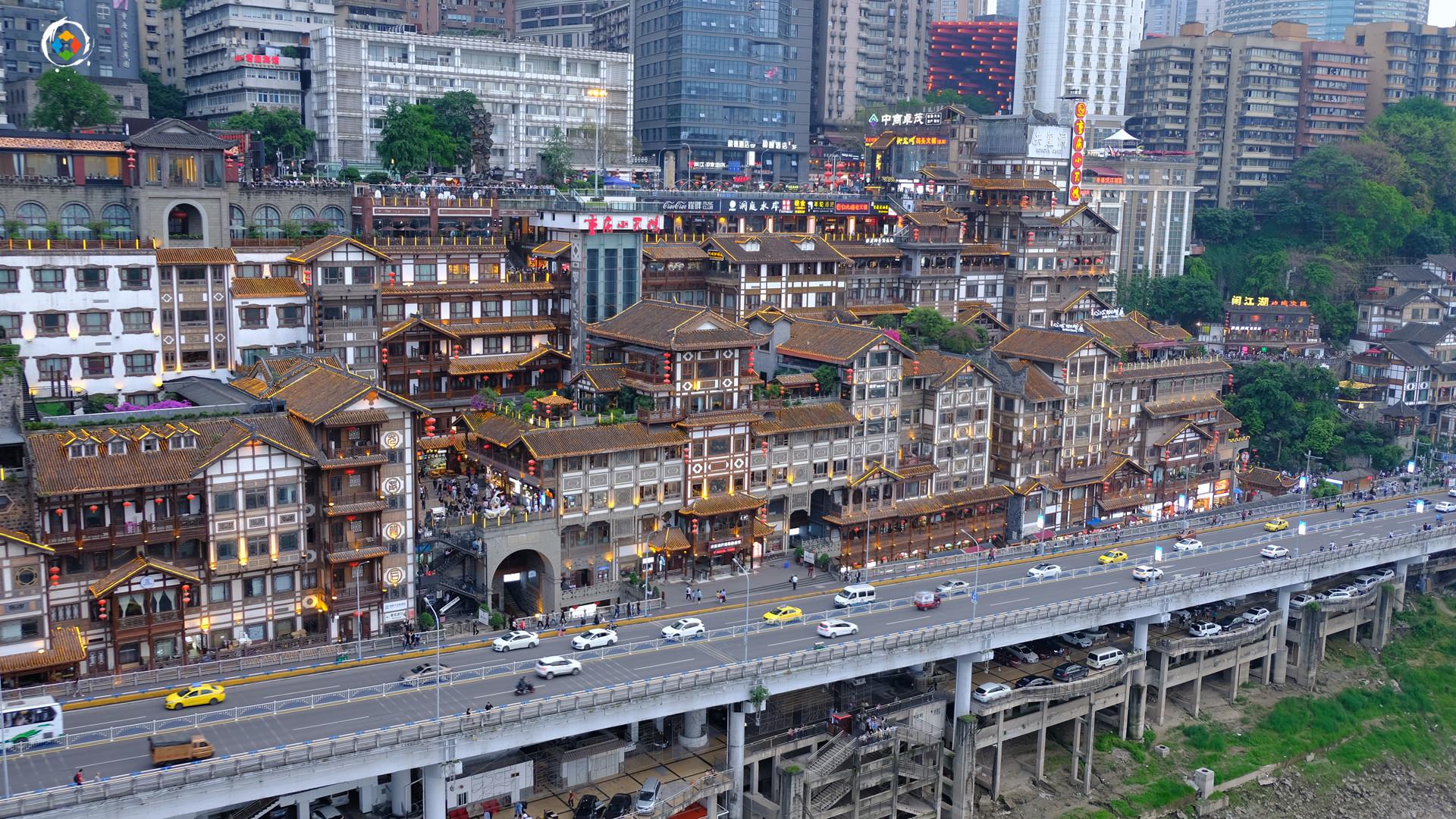 重庆洪崖洞的黑历史,曾经让人难以靠近,改建后游客多到要排队