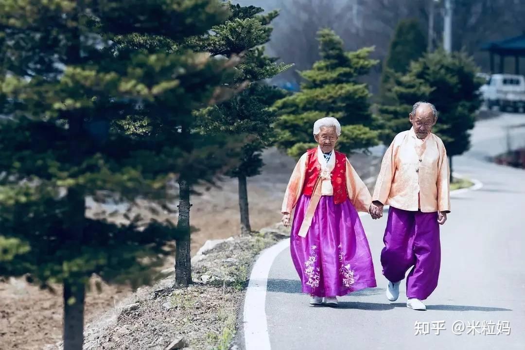装,出街必定手拉手……98岁的爷爷赵炳万与89岁的奶奶姜溪烈结婚76年